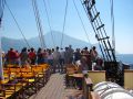 Lidé z lodi obdivují Mt.Athos (2033 m.n.m.)..