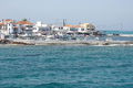 a jednoduché bielo-modré domčeky pripomínajúce architektúru na Kréte.