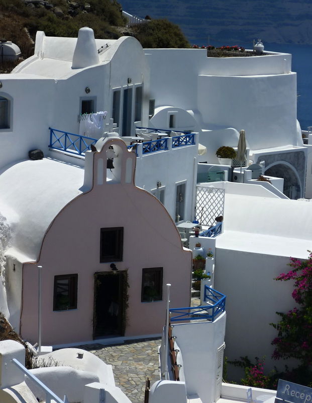 na Krétě za Vrouchas jsem hledala růžový kostelík, našla jsem podobný na Santorini...