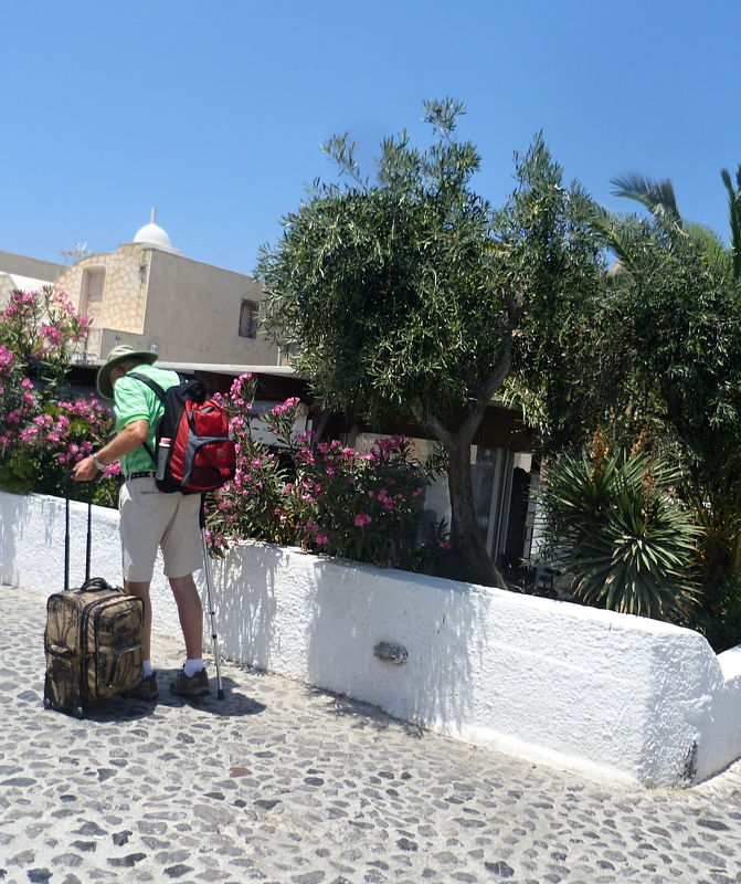 a když zahlédnu hodně handicapovaného turistu, nedivím se mu, že chce svůj čas trávit na Santorini, třeba jede za svojí láskou