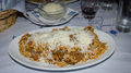 ...nejlepší jídlo na Santorini si dopřáváme v Oia a hned 2x :) Yuvetsi...54let starý recept z úpně měkkoučkého hovězího masíčka, těstovinové rýže a se sýrem...cena jen 10€...
