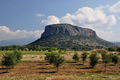 Z hlavnej cesty juhovýchodne od Meteor stojí Theopetra. Táto skala nám pre zmenu pripomína skalu v Monemvasii.