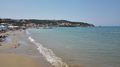 Začátek pláže Agios Stefanos s lehátky...