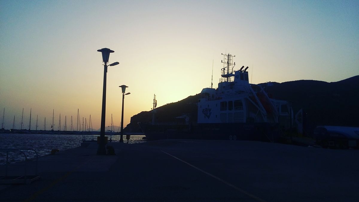 Východ slunce v přístavu ve Skopelosu