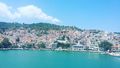 Pohled z trajektu na město Skopelos