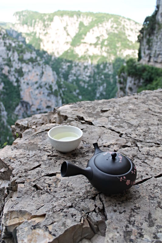 U kamenné brány nám Verča připravila studený čaj. Bezvadný návrat a začátek.
