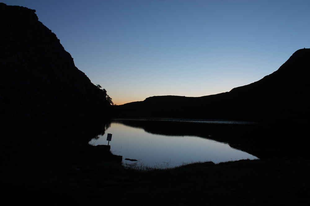 ..... hlavním cílem nocování u jezera byl východ slunce..... za jezerem už se nebe hezky barví.....