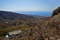 Pokračujeme kolem kapličky Agios Georgios po celkem pohodlném kamenném chodníku. Je třeba dobře se dívat pod nohy, hada už vidím v každém klacku.