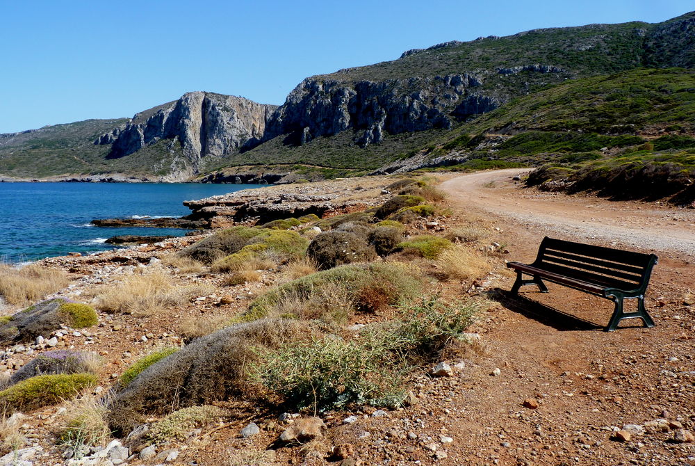 Na ostrově je spousta nových laviček, které přímo lákají k odpočinku a rozjímání...