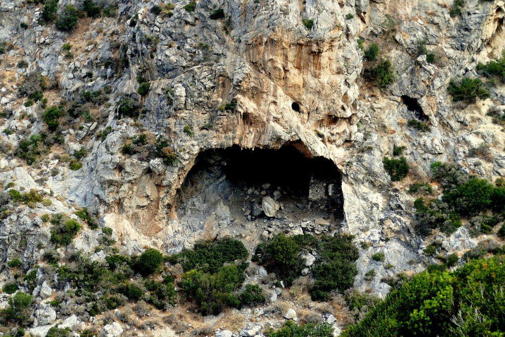 Jeskyňka cestou k pláži Lykodimou.
