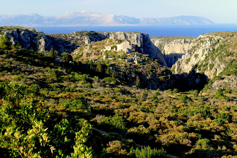 Agios Dimitros (Paliochora). Jak opuštěný ostrov v objetí skal. Vzadu je Peloponés.