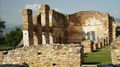 Ruiny baziliky svatého Achilliose, kterou nechal v 10. století postavit bulharský císař Samuel. V 11. století se zde Samuelova rodina vzdala byzantskému císaři Basilovi II a bulharská říše se rozpadá.