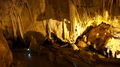 Procházíme kolem útvaru popisovaného jako blány dračích křídel. V jeskyni je příjemná konstantní teplota 16- 18 stupňů.