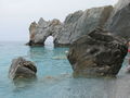 oblúky v skale značka pláže Lalárie, dostupnej iba z lode