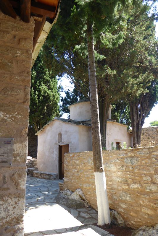 Opuštěný, neobydlený, ale opravený klášter Tachiarchon je na cestě k pláži Perivoli