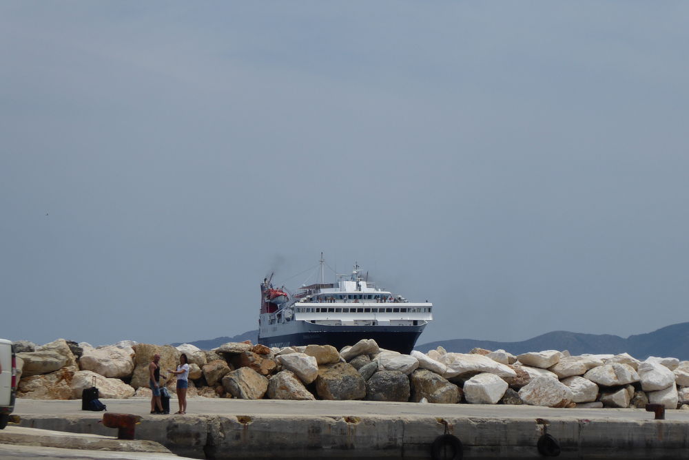 Doba vymezená pro ostrov Alonissos vypršela, takže hurá zpátky na Skopelos. Trajekt už je tady.