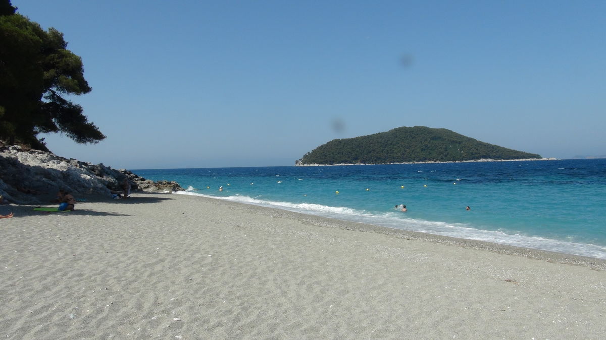 Kastani beach a ostrůvek Dasia