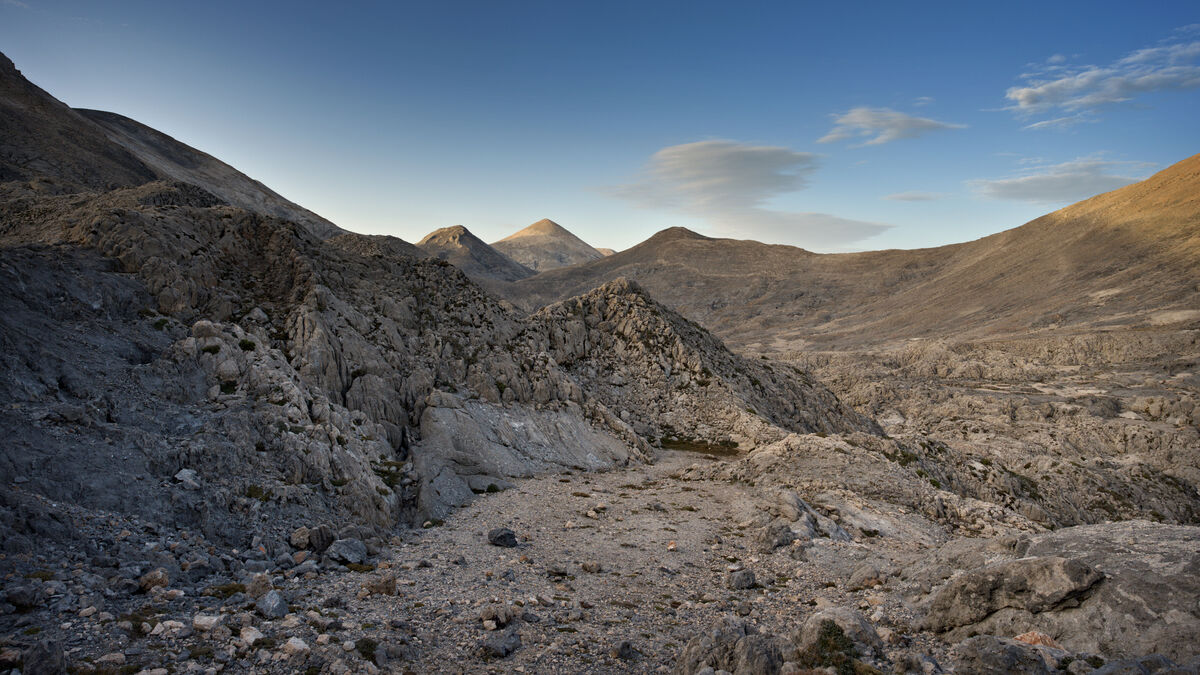 Ještě jednou pohled do oblasti Pavlia Chalara - tři vrcholky na obzoru uprostřed snímku jsou (zleva) Pavlias, Askyfiotikos Soros a Goniasmata.