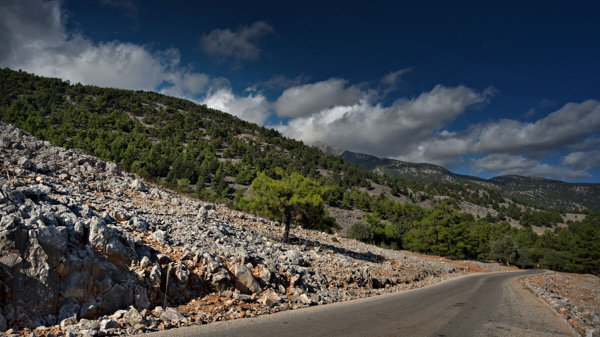 Tak se vracím na silnici, která vede do osady Agios Ioannis, kde končí. Provoz nulový, takže nevadí.