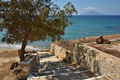 vedlejší pláž Agios Georgios, neorganizovaná pláž, se stínem tamaryšků, sprchou a pramenem, odpoledne zde mají sraz řečtí senioři